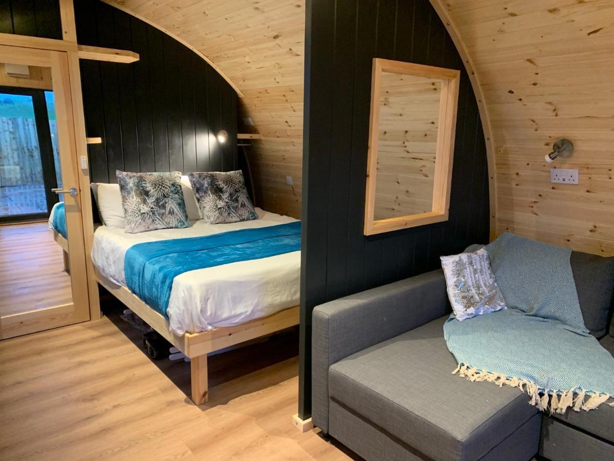 Thistle Pod Farm Stay With Hottub Sleeps 2 Galston  المظهر الخارجي الصورة