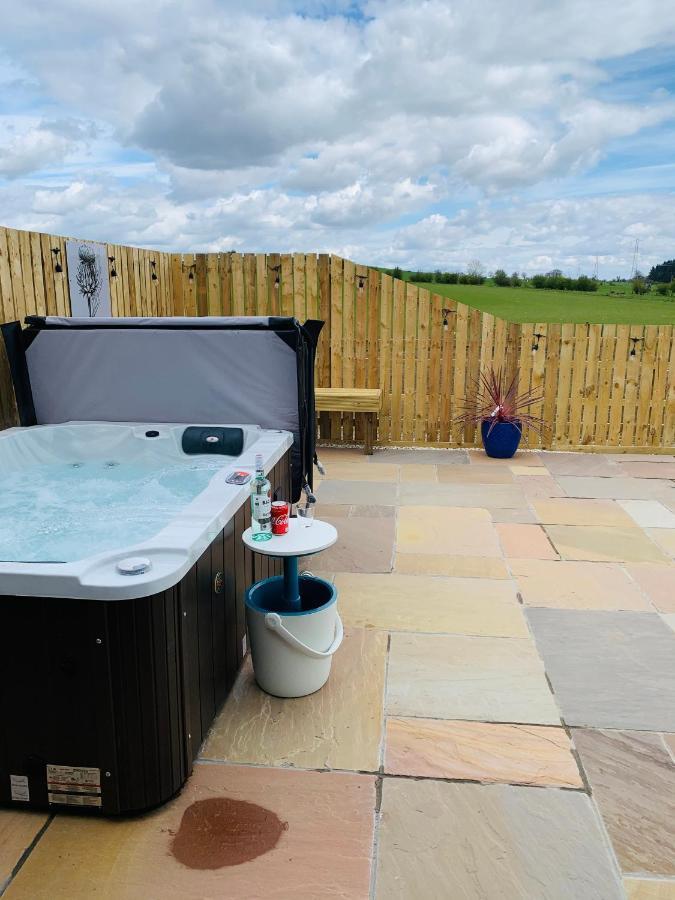 Thistle Pod Farm Stay With Hottub Sleeps 2 Galston  المظهر الخارجي الصورة