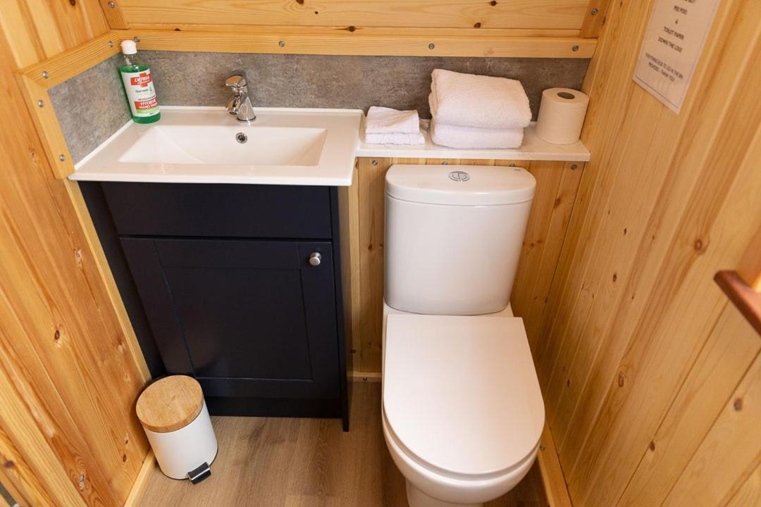 Thistle Pod Farm Stay With Hottub Sleeps 2 Galston  المظهر الخارجي الصورة