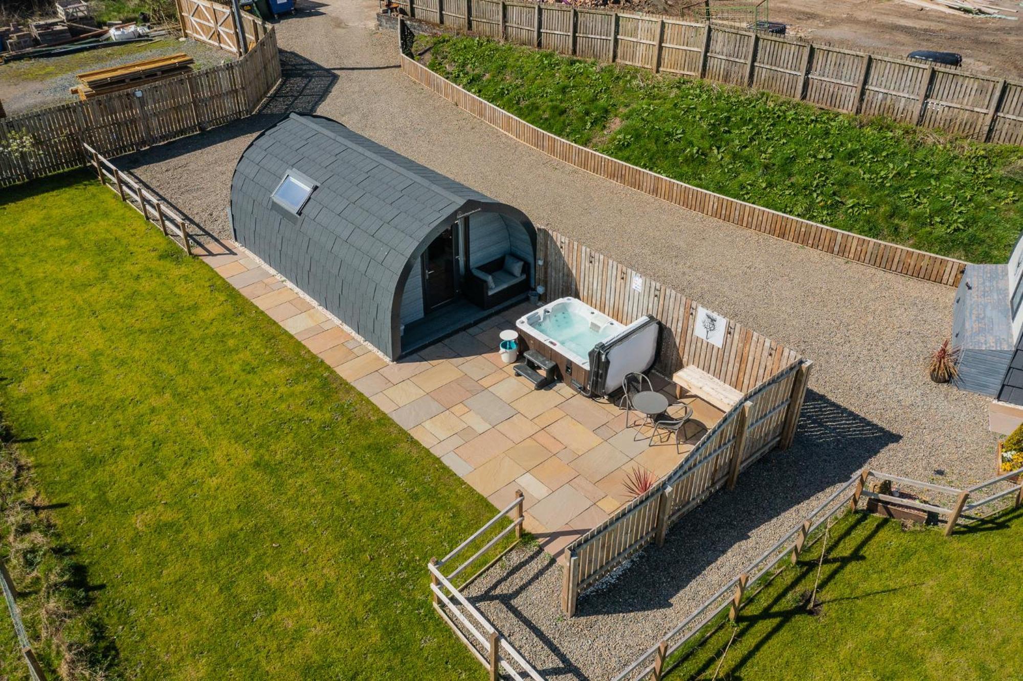 Thistle Pod Farm Stay With Hottub Sleeps 2 Galston  المظهر الخارجي الصورة